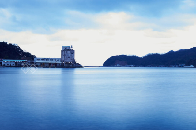 日の出前のひととき、町のあちこちには懐かしい風景と澄んだ空気が流れていた。「蜜柑」や「海産物」が豊かなこの町のほんの一瞬の美しい蒼い時間を味わうことにした。