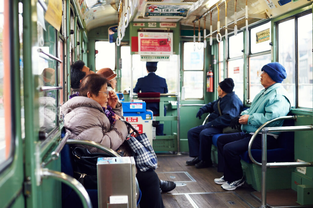 松山市街を走る路面電車は、新型車両もあるけど昭和な感じの車両も生き残って欲しい