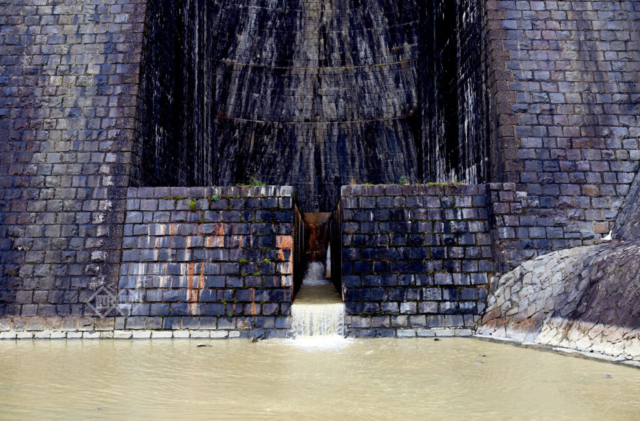 昭和5年に完成した「豊稔池ダム」に案内していただき、その大きさと古さに圧倒される