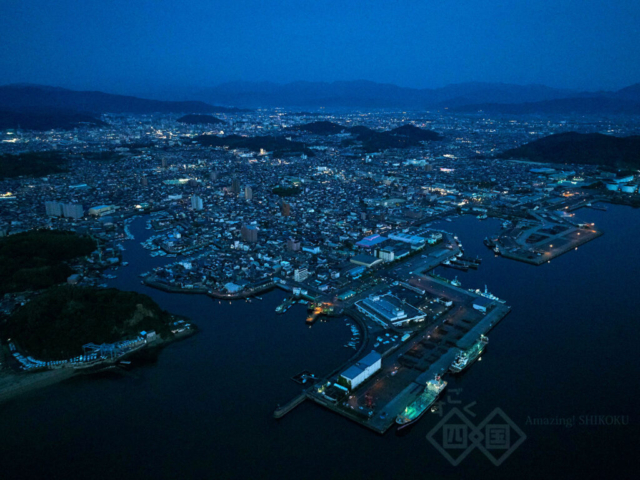 瀬戸内海に浮かぶ興居島のシルエットの背景に素晴らしい夕焼けを堪能。